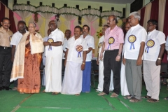 2-kpsvd-hemalatha-honoured-by-the-chief-guest-hostel-day-24-11-2013