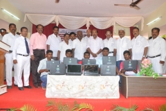 students-receiving-the-laptop-laptop-cycle-distribution-function-24-07-2014