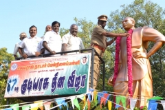 67th Republic Day – 26.01.2016 – Chief Guest - Assistant Commissioner of Police, Madurai - Dr. A. Manivannan, M.A., M.L., Ph.D., garlanding the Kamarajar Statue