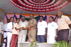 67th Republic Day – 26.01.2016 – Chief Guest - Assistant Commissioner of Police, Madurai - Dr. A. Manivannan, M.A., M.L., Ph.D., giving prizes to the winners