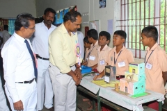 SCIENCE EXHIBITION 26.11.2019 - STUDENT EXPLAINING THE EXHIBIT TO THE GUEST